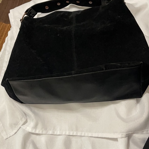 Beautiful Black Tote with a big tassel and handle - Picture 6 of 10